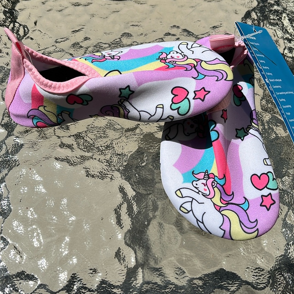 Water shoes size 8 (EU 24/25)